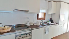 Jääkaappi, mikroaaltouuni, uuni, liesi