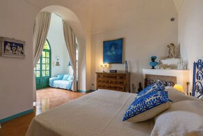 3 habitaciones, tabla de planchar con plancha y cuna de viaje 