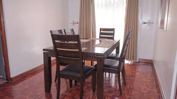 Casa familiar | Servicio de comidas en la habitación