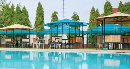 Spacious 4-bedroom with a pool