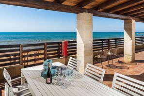 屋外ダイニングエリア