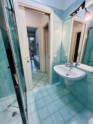 Douche, sèche-cheveux, bidet, serviettes fournies