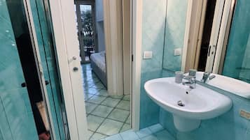 Doccia, asciugacapelli, bidet, asciugamani