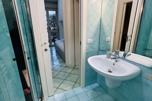 Douche, sèche-cheveux, bidet, serviettes fournies