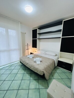 2 bedrooms, iron/ironing board, WiFi, bed sheets