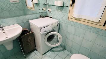 Dusche, Haartrockner, Bidet, Handtücher