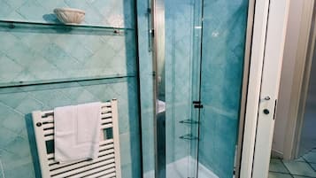 Chuveiro, secador de cabelo, bidê, toalhas de banho