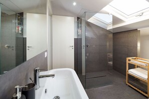 Shower, hair dryer, bidet - Villa Alcantara with heated pool - My Rental Homes (Randazzo)