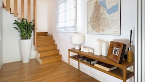 Un escalier avec des marches en bois et un mur blanc.