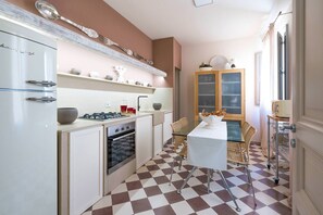 Een koelkast, een magnetron, een oven, een kookplaat