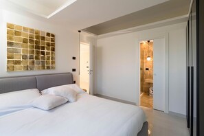 4 chambres, fer et planche à repasser, lit de bébé portatif