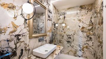 Doccia, asciugacapelli, bidet