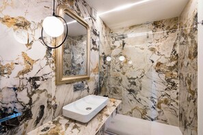 Een douche, een haardroger, een bidet