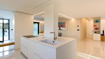 Kühlschrank, Mikrowelle, Ofen, Herdplatte