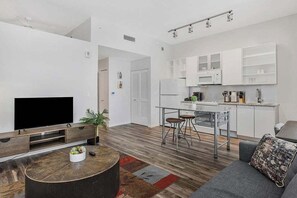 Una televisión, una oficina