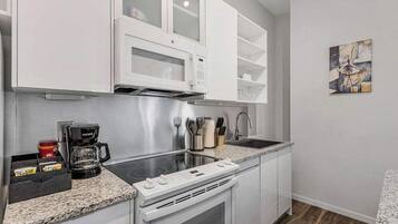 雪櫃、微波爐、焗爐、爐具