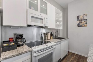 Frigorífico, microondas, horno y placa de cocina