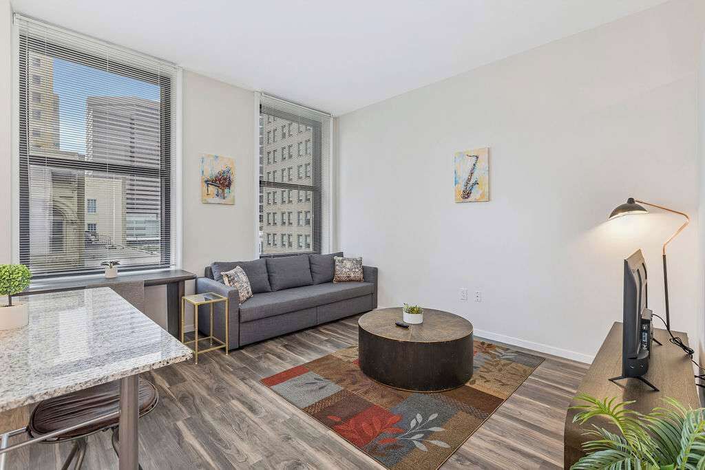 Een televisie en een kantoor