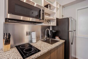 Frigorífic, microones, forn i placa de cuina 