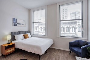 Escriptori, planxa i posts de planxar, wifi i roba de llit 