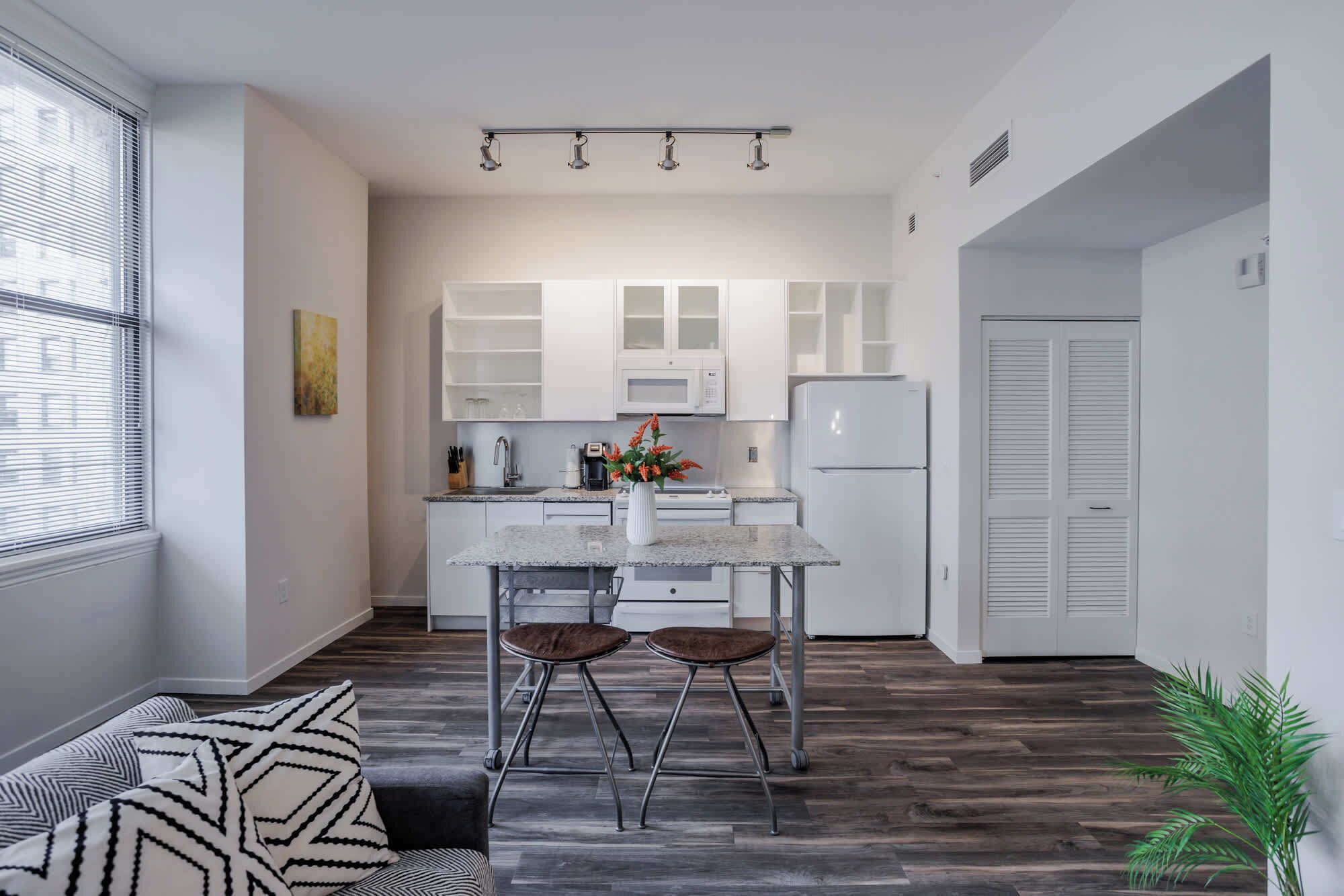 Frigorífico, microondas, horno y placa de cocina