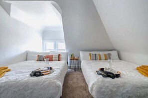 4 chambres, bureau, fer et planche à repasser, lit parapluie