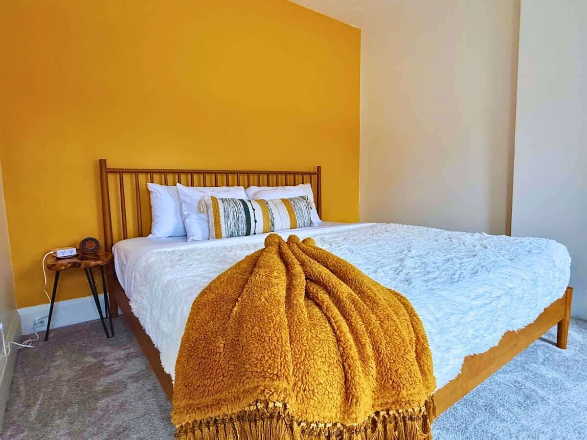 4 bedrooms, desk, iron/ironing board, travel crib