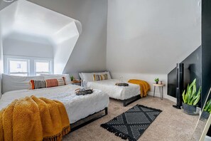 4 soveværelser, skrivebord, strygejern/strygebræt, weekendseng