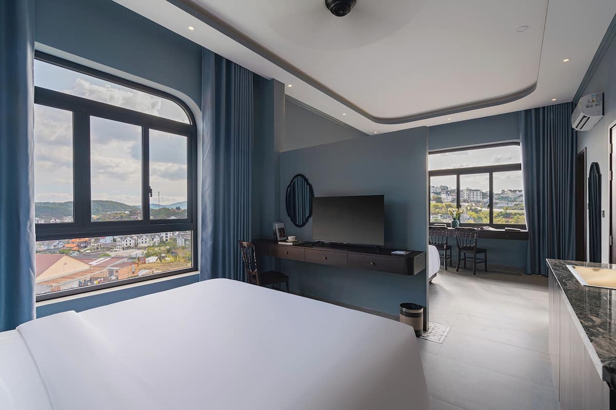 Family Room, Valley View | Desk, free WiFi