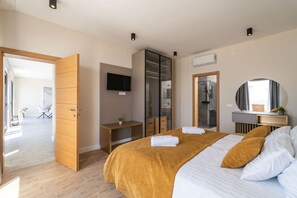 4 bedrooms, in-room safe, iron/ironing board, travel crib