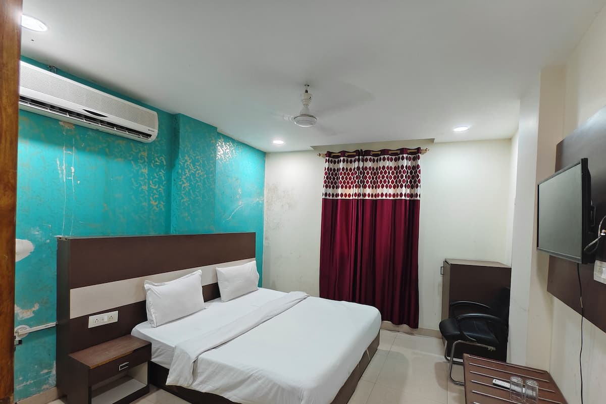 Family Suite | 1 bedroom, in-room safe, desk, laptop workspace