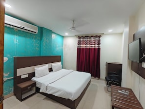 Familie suite | Een kluis op de kamer, een bureau, een laptopwerkplek