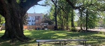 Spacious 5-bedroom house steps from Festival with large yard, AC In Downtown