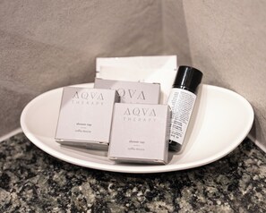 Chuveiro, produtos de toalete grátis, secador de cabelo