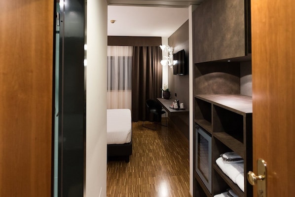 Habitació doble Comfort | Caixa forta a l'habitació i escriptori