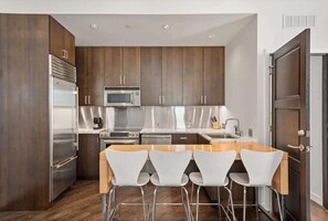 Réfrigérateur, four à micro-ondes, un four, surface de cuisson