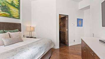 2 makuuhuonetta, tallelokero huoneessa, työpöytä, silitysrauta/-lauta