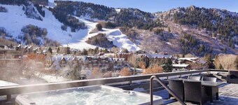 One Block from Gondola 2BR, AC, Sundeck, Hot-Tub!