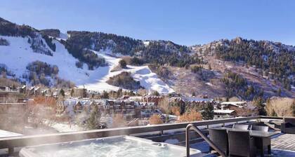 One Block from Gondola 2BR, AC, Sundeck, Hot-Tub!