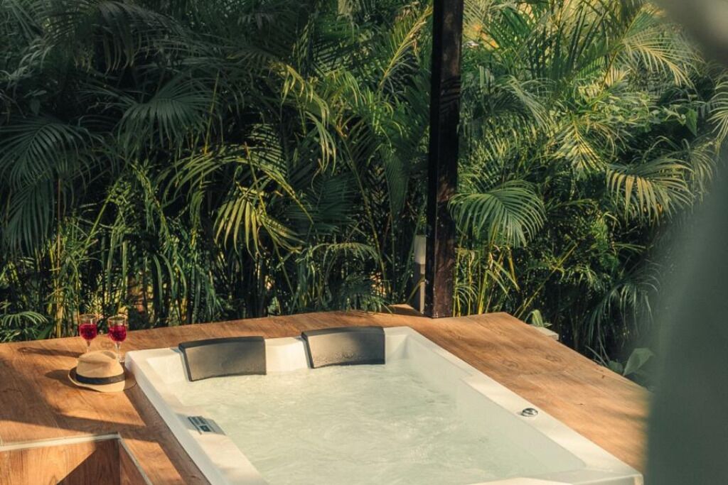 Outdoor spa tub