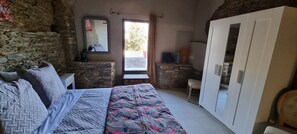 1 habitación, wifi y ropa de cama