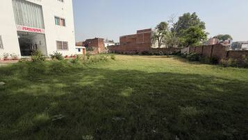 A courtyard with a building labeled 'Ramalram' and a brick wall.