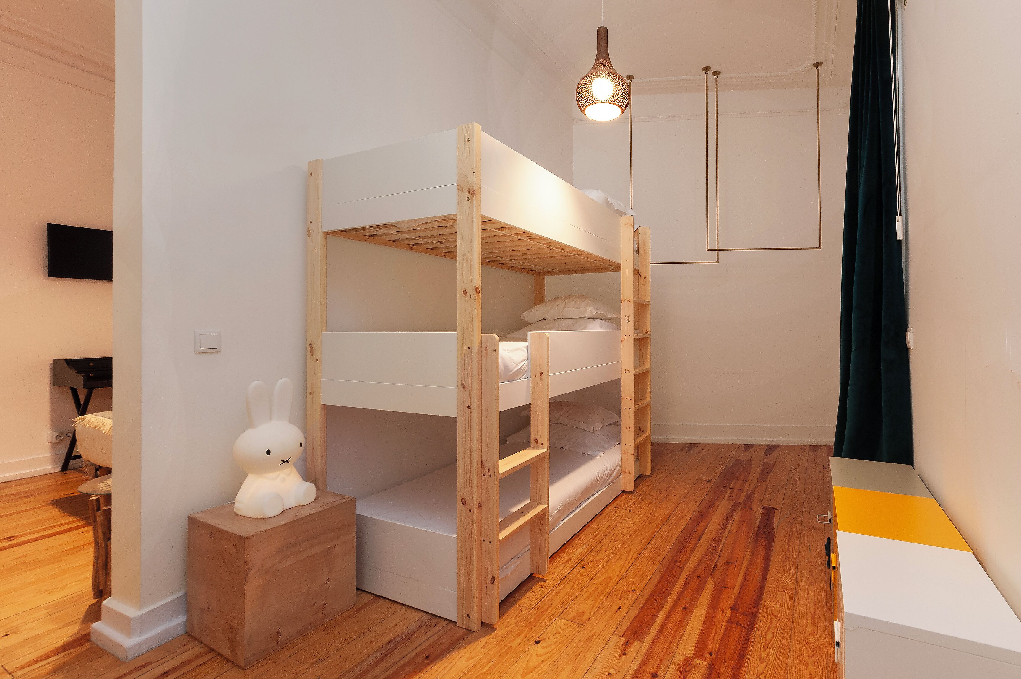 Family Room with Interior View | Cortinas blackout, tabla de planchar con plancha y wifi gratis 