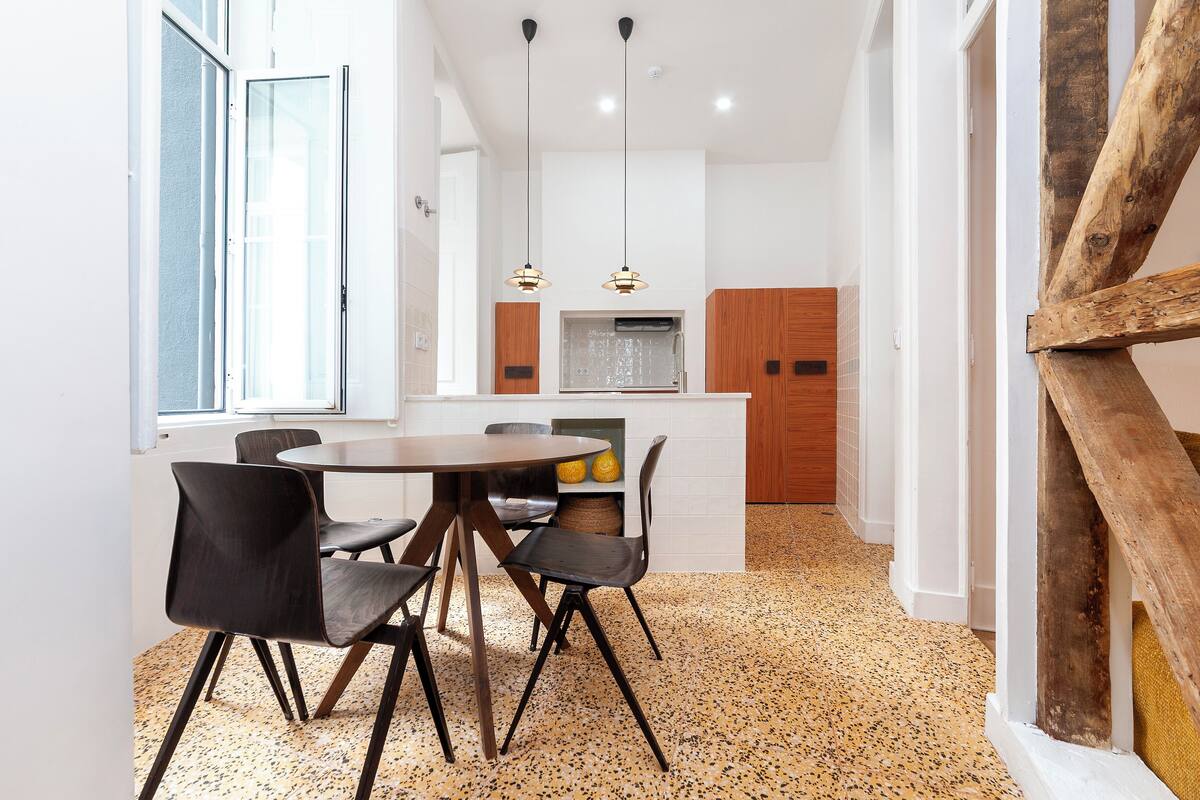 Loft | Blendingsgardiner, strykejern/-brett og wi-fi (inkludert)