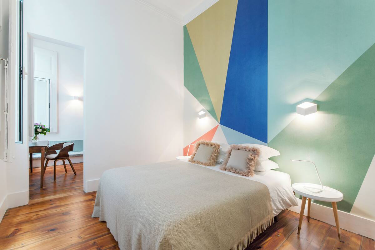 Double Room with Interior View | Blendingsgardiner, strykejern/-brett og wi-fi (inkludert)