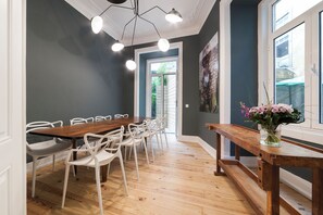 包含每日自助早餐