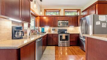 KĂŒhlschrank, Mikrowelle, Ofen, Herdplatte