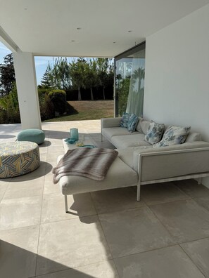 Terrace/patio - Sweet Caroline: Architect-designed villa with phenomenal sea view (Marbella)