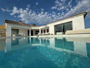 Outdoor pool, a heated pool - Sweet Caroline: Architect-designed villa with phenomenal sea view (Marbella)