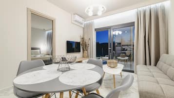 Suite, 2 chambres | Coin séjour | Télévision à écran plat de 50 pouces avec chaînes par câble